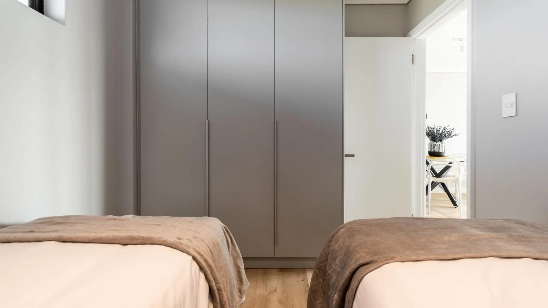 Burmeister 202 - 2 Bedroom Apartment Across From Ocean - Onsite Free Parking Cape Town