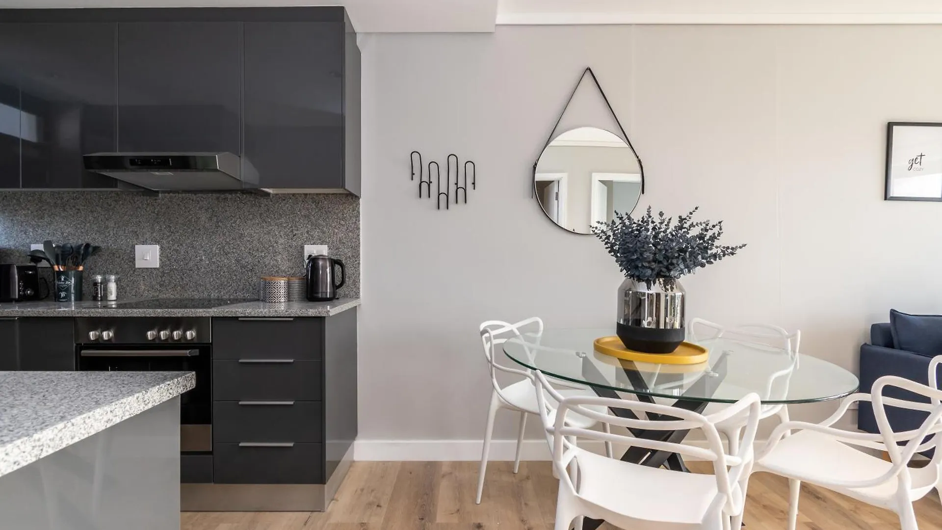 Burmeister 202 - 2 Bedroom Apartment Across From Ocean - Onsite Free Parking Cape Town 0*,