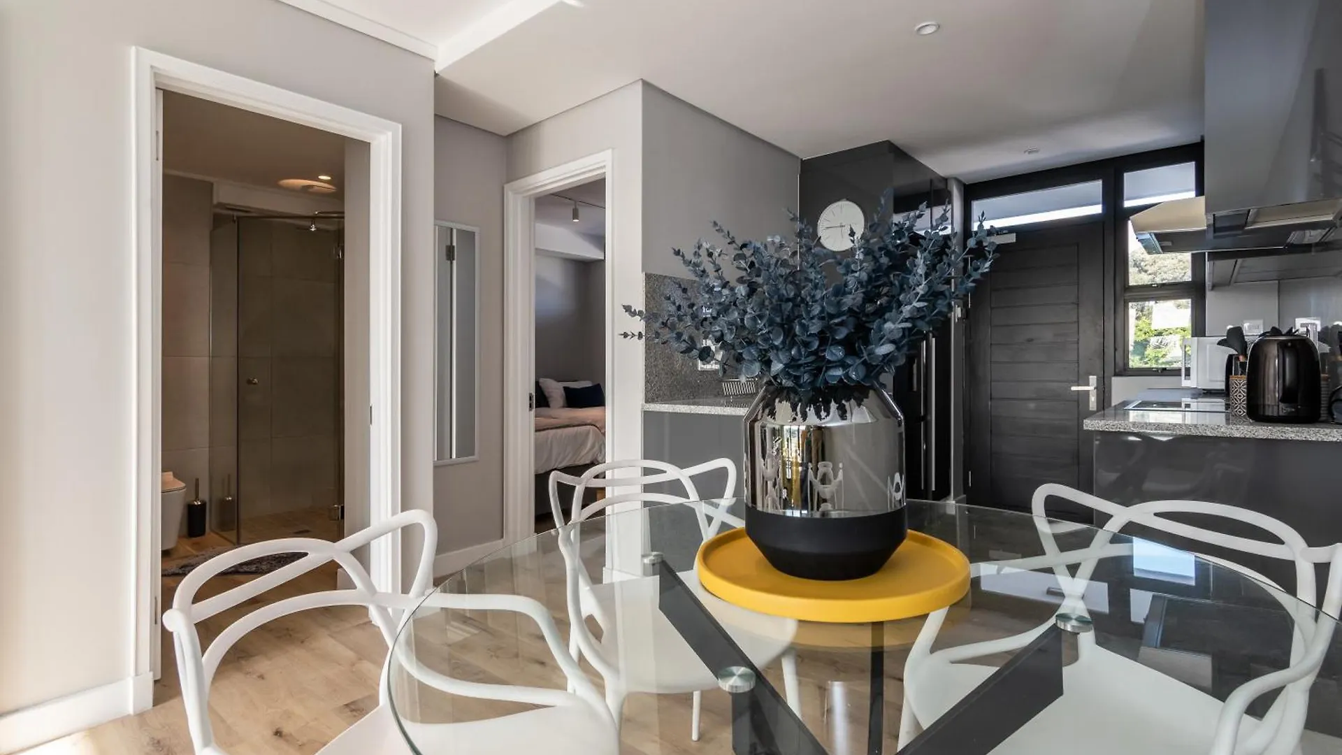 Burmeister 202 - 2 Bedroom Apartment Across From Ocean - Onsite Free Parking Cape Town