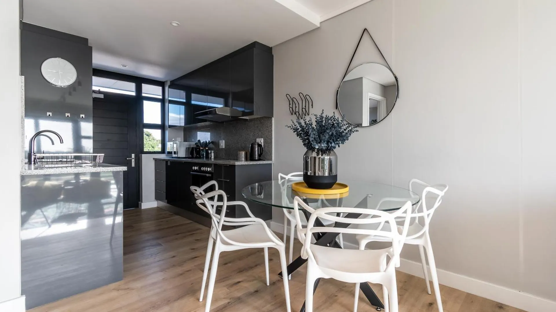Burmeister 202 - 2 Bedroom Apartment Across From Ocean - Onsite Free Parking Cape Town