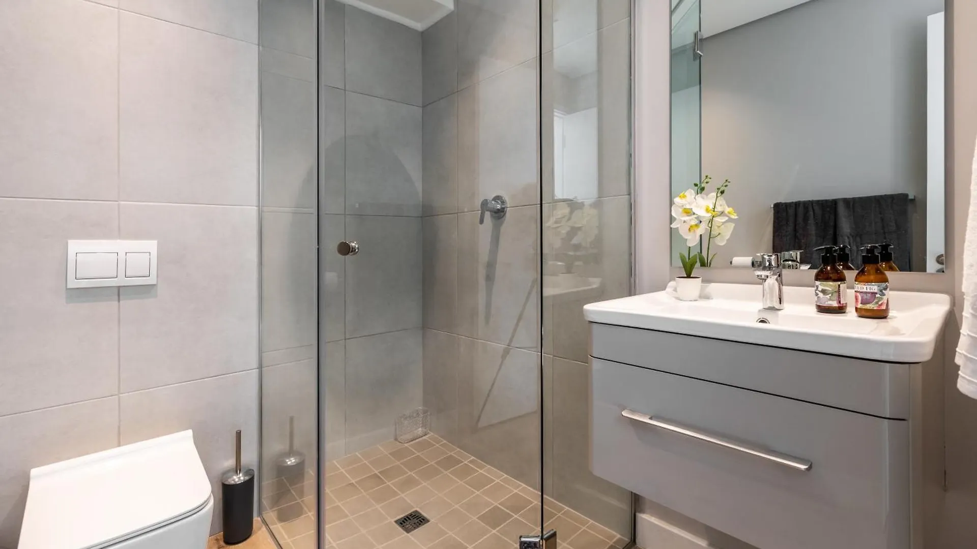 Burmeister 202 - 2 Bedroom Apartment Across From Ocean - Onsite Free Parking Cape Town