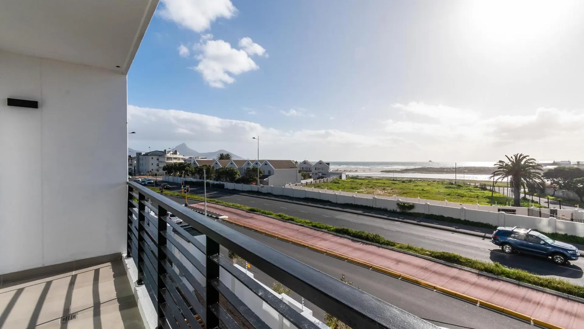 Burmeister 202 - 2 Bedroom Apartment Across From Ocean - Onsite Free Parking Cape Town