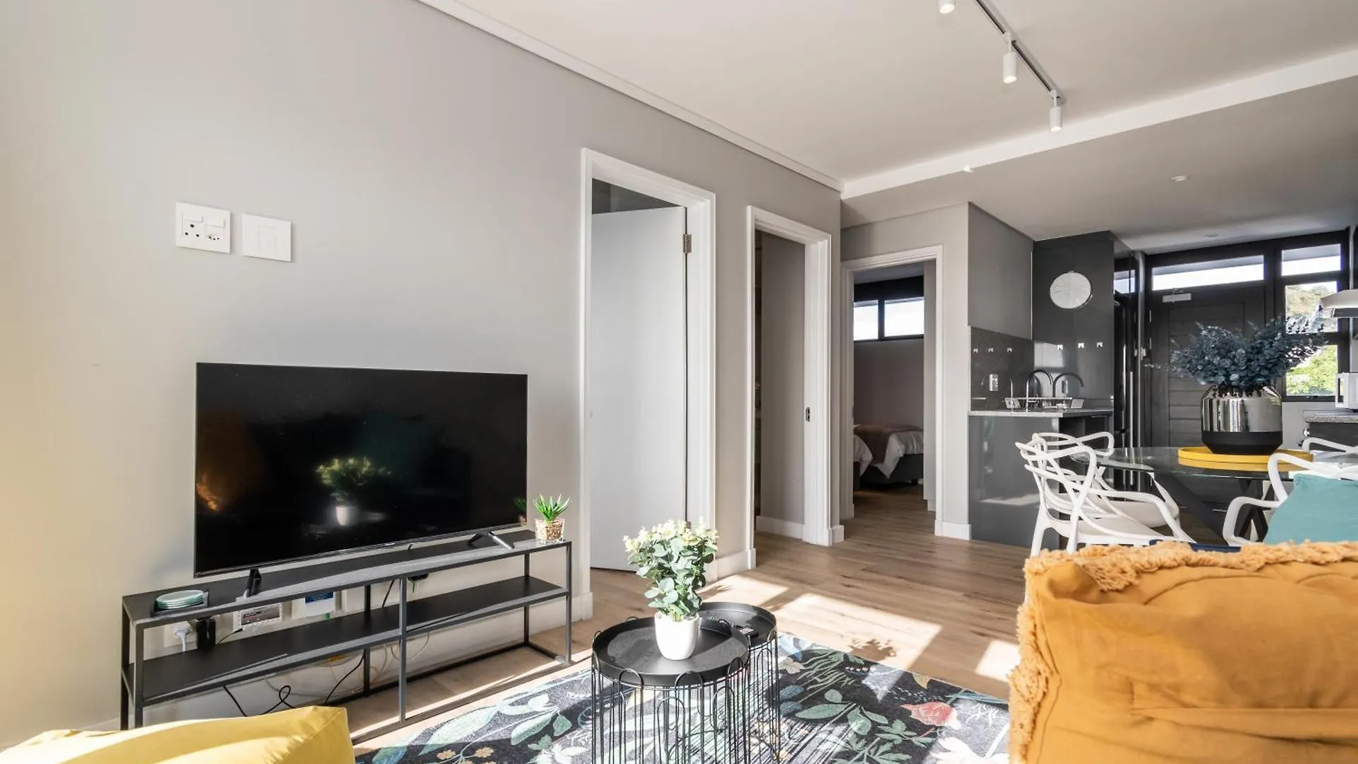 Burmeister 202 - 2 Bedroom Apartment Across From Ocean - Onsite Free Parking Cape Town