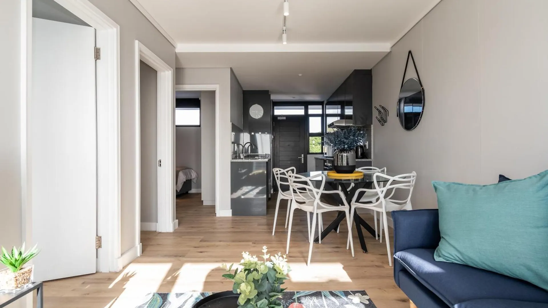 Burmeister 202 - 2 Bedroom Apartment Across From Ocean - Onsite Free Parking Cape Town South Africa
