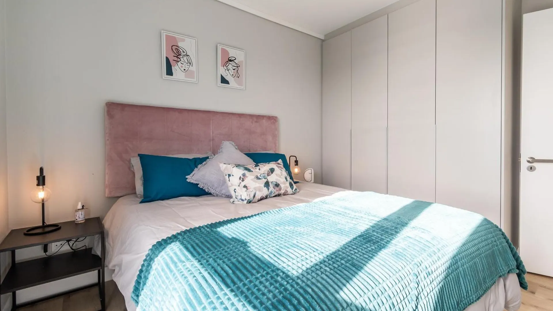 Burmeister 202 - 2 Bedroom Apartment Across From Ocean - Onsite Free Parking Cape Town