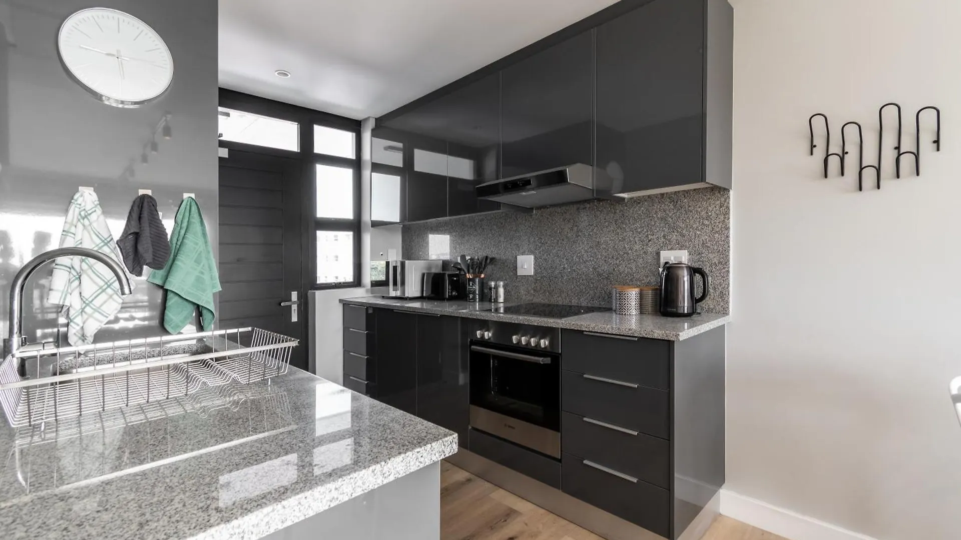 Burmeister 202 - 2 Bedroom Apartment Across From Ocean - Onsite Free Parking Cape Town