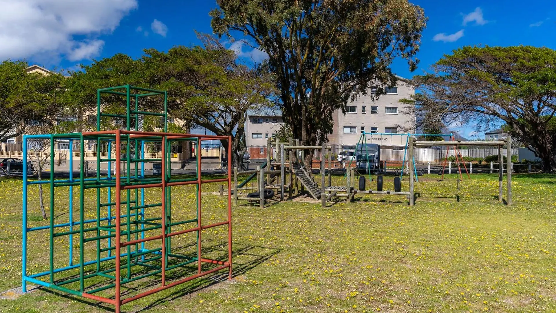 Burmeister 202 - 2 Bedroom Apartment Across From Ocean - Onsite Free Parking Cape Town